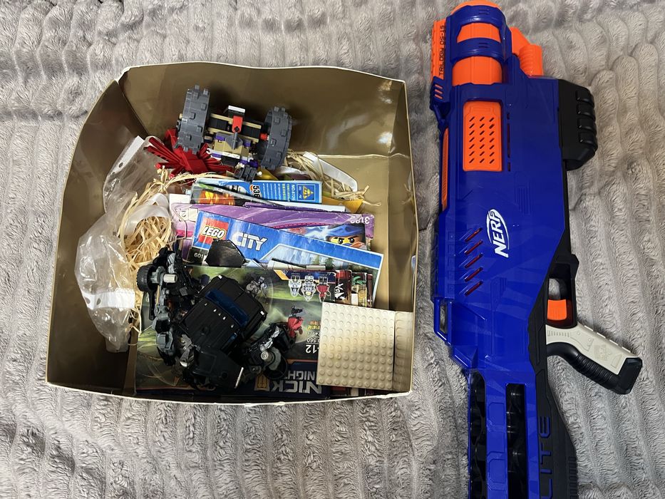 Коробки з іграшками