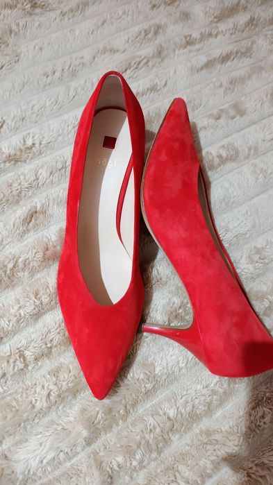 Czerwone zamszowe czółenka Högl, rozmiar UK 6½ (EU 40) – nowe