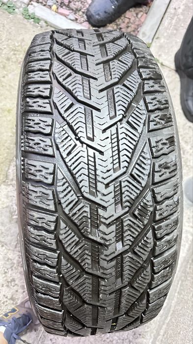 Резина зимова 225/50 R17
