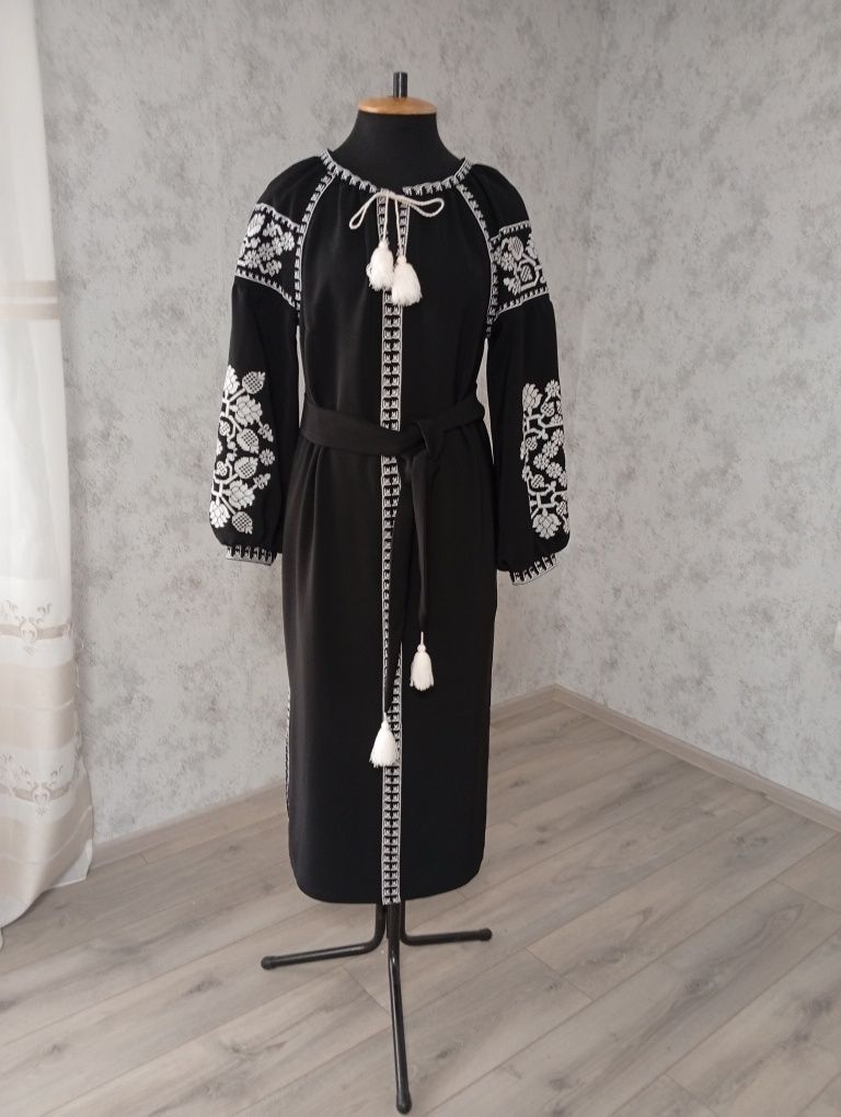 Вишите плаття , довге