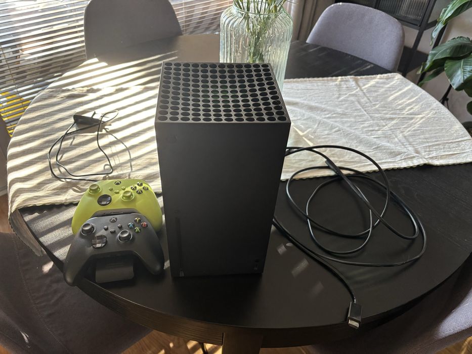 Xbox Series X TB z dwoma padami