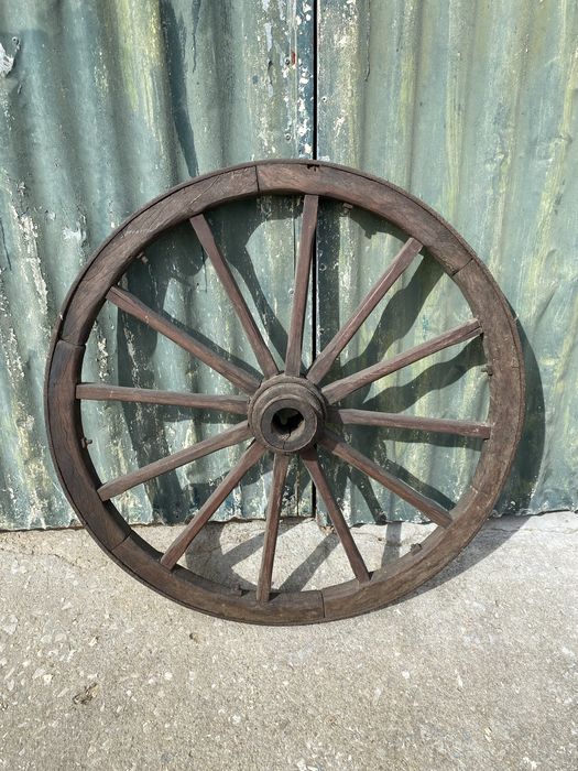 Roda de Carroça antiga de Ferro e Madeira