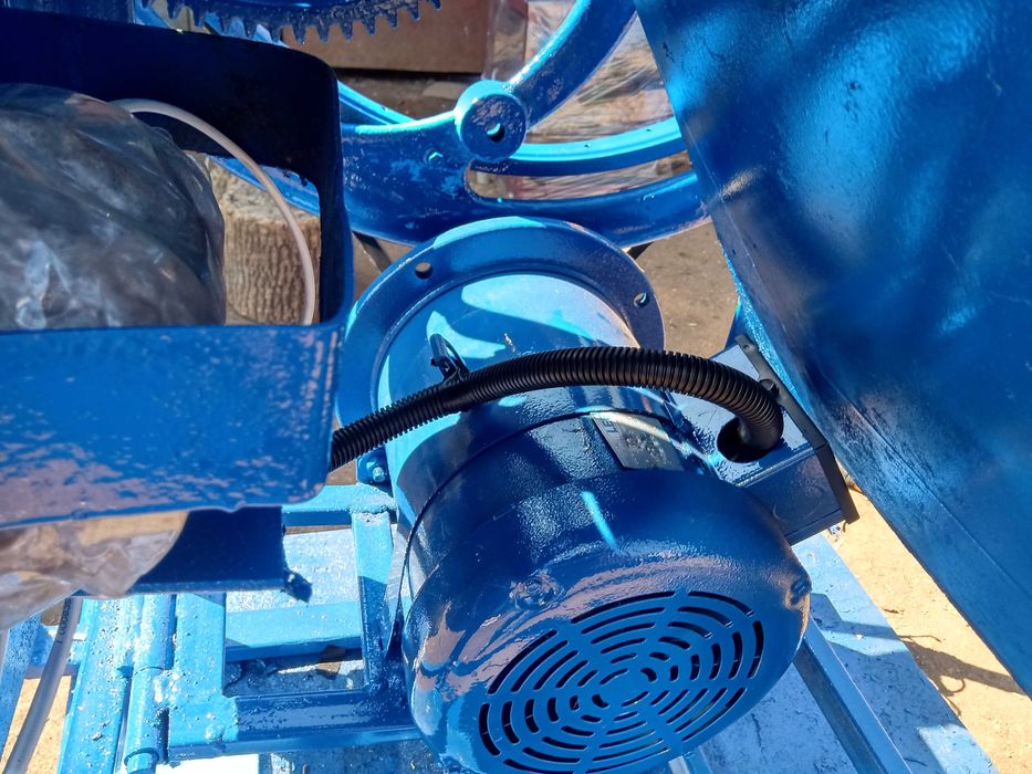 Сечкарня сичкарня соломорезка )электродвигатель 2.2-4х950квтх220/380 в