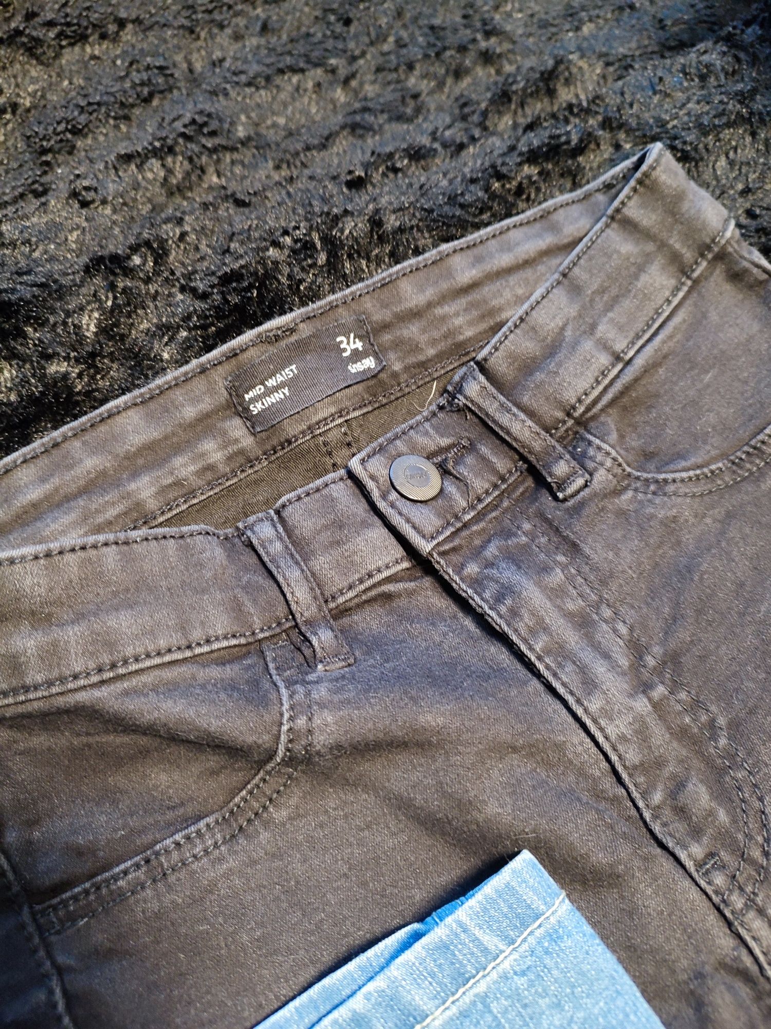 15. Śliczne spodnie jeans r.140 2szt