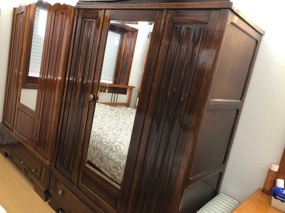 Roupeiro em Madeira com Espelho na porta