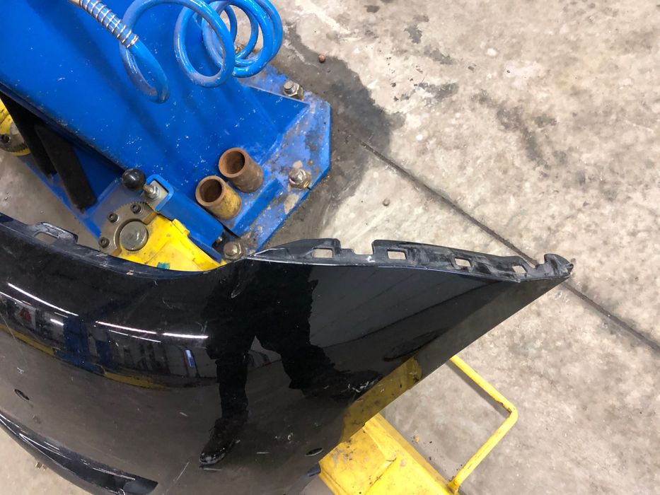 Бампер Tesla model Y з дефектом