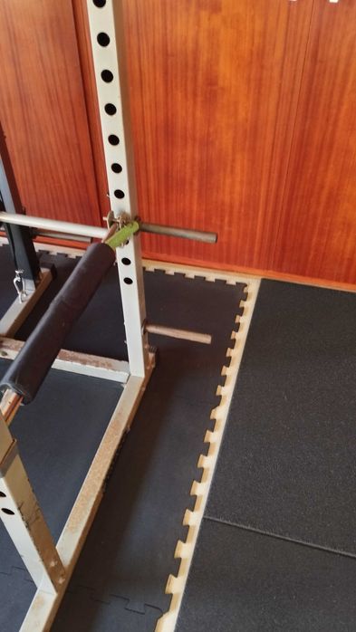 Power rack c/polia alta/baixa, barra de elevações e suporte de discos