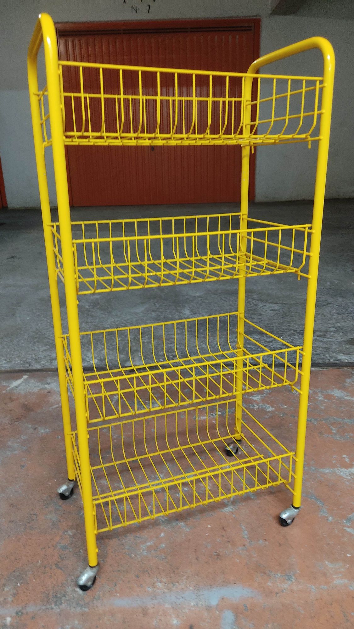 Carrinho amarelo com 3 prateleiras.