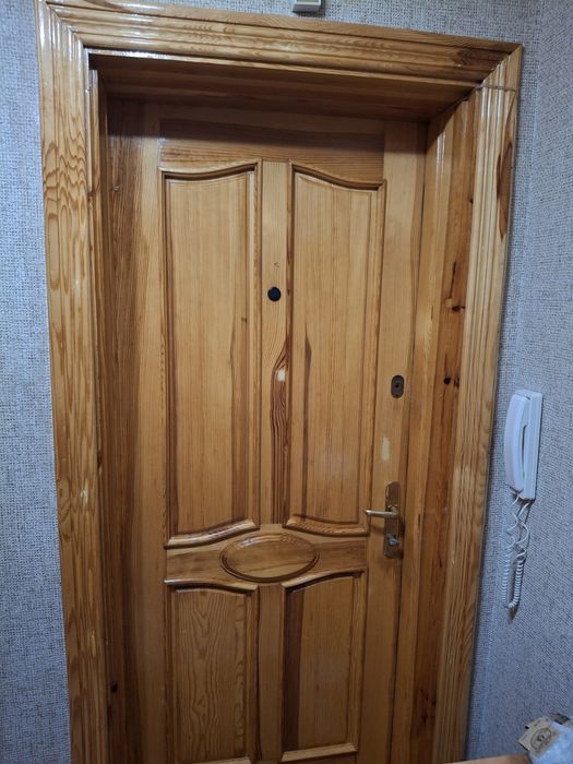 Вхідні деревяні двері