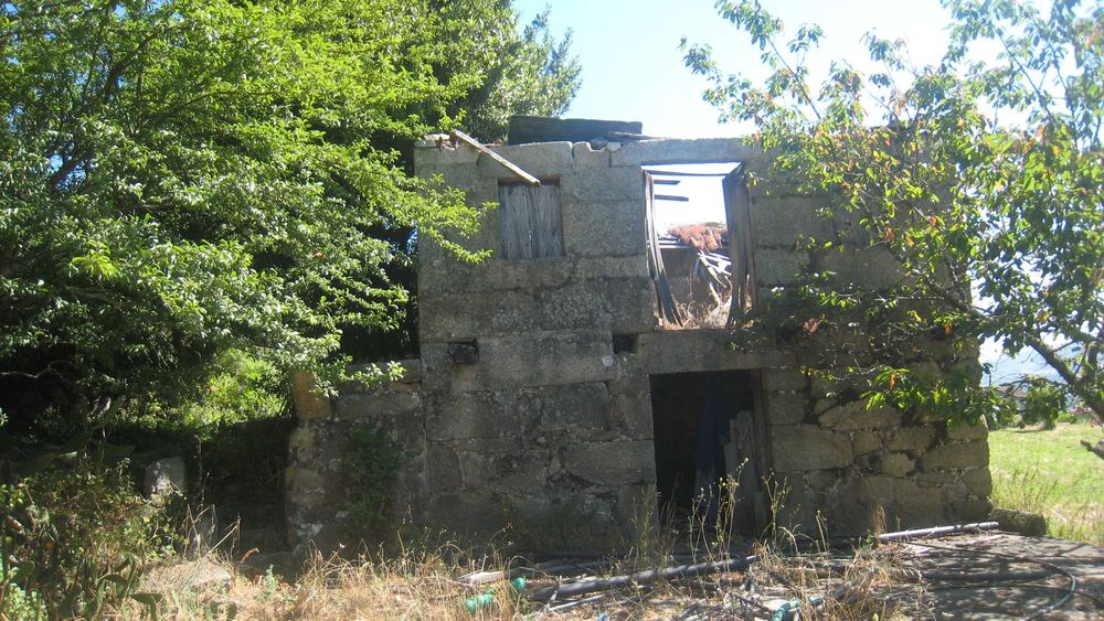 Quinta com 3 casas e vistas de rio na praia fluvial de Boelhe