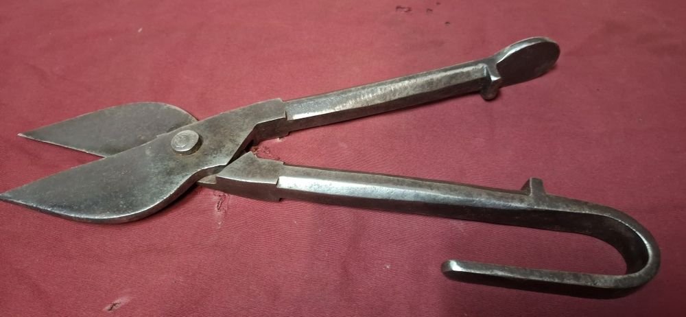 Antiga e grande tesoura de cortar chapa