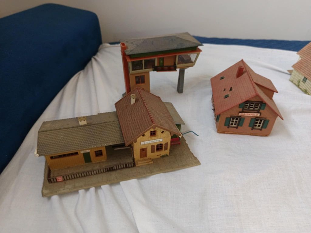 43 budynki oraz obiekty infrastruktury kolejowej do makiety kolejki H0