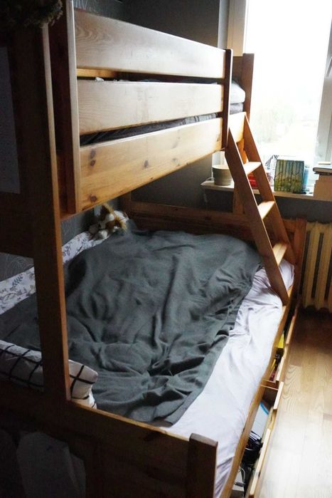 Łóżko drewniane piętrowe z materacem