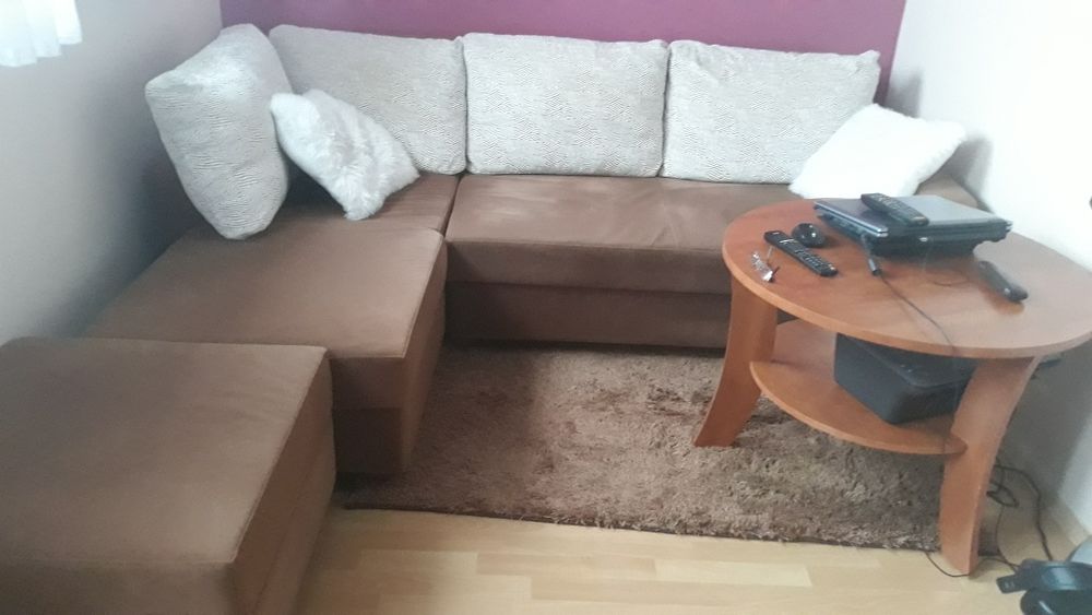 Narożnik z funkcją spania oraz pufa