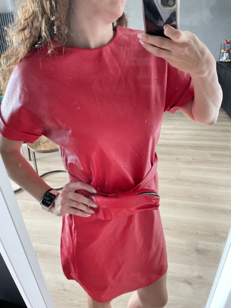 Czerwona dopasoaana sukienka z paskiem oraz nerką