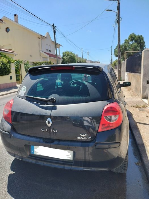 Renault Clio 1.5 Diesel 
Consumo de 3,9L/100km
Kit Full Extras
Luzes d