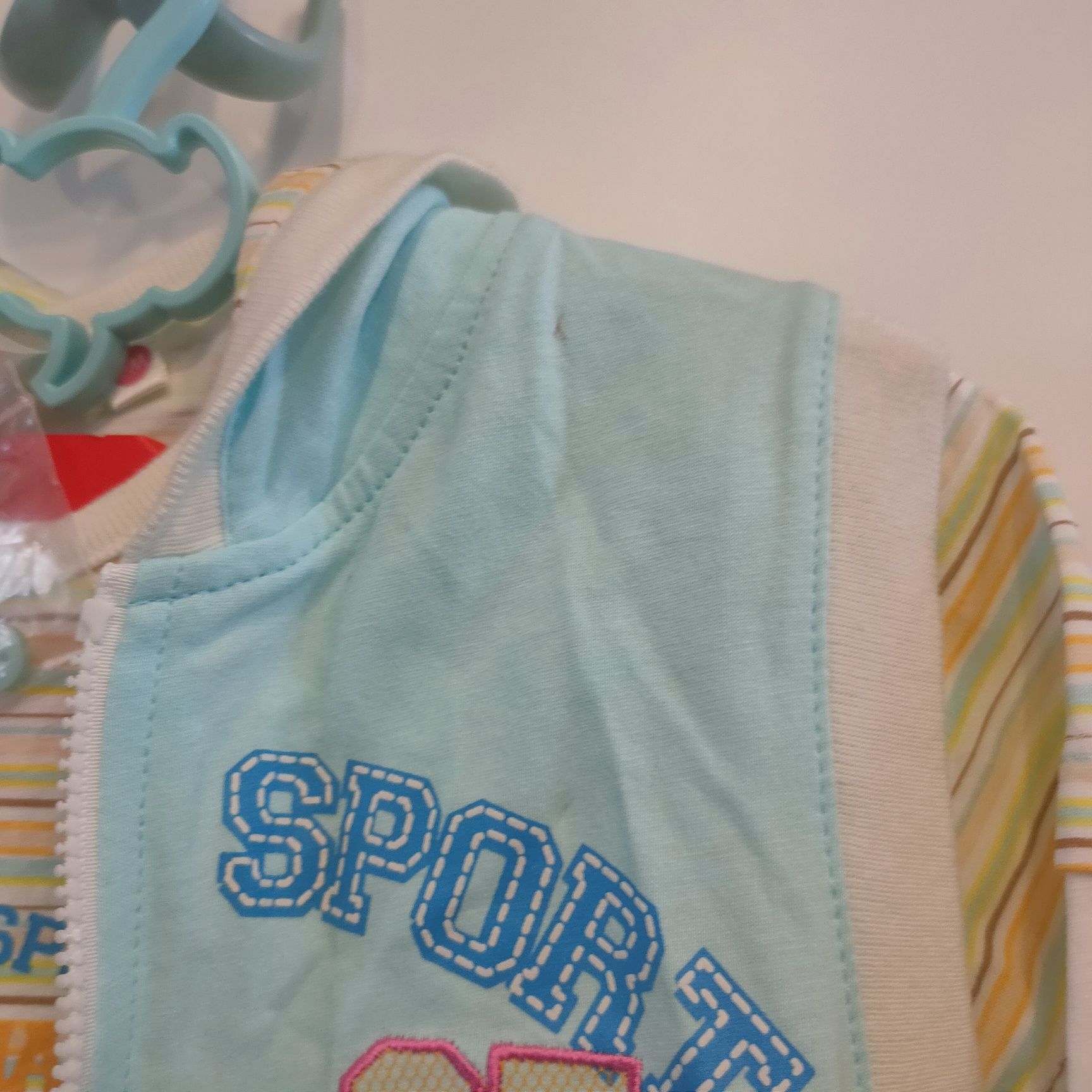 Bawełniany komplet niemowlęcy koszulka i kamizelka bezrękawnik 9msc