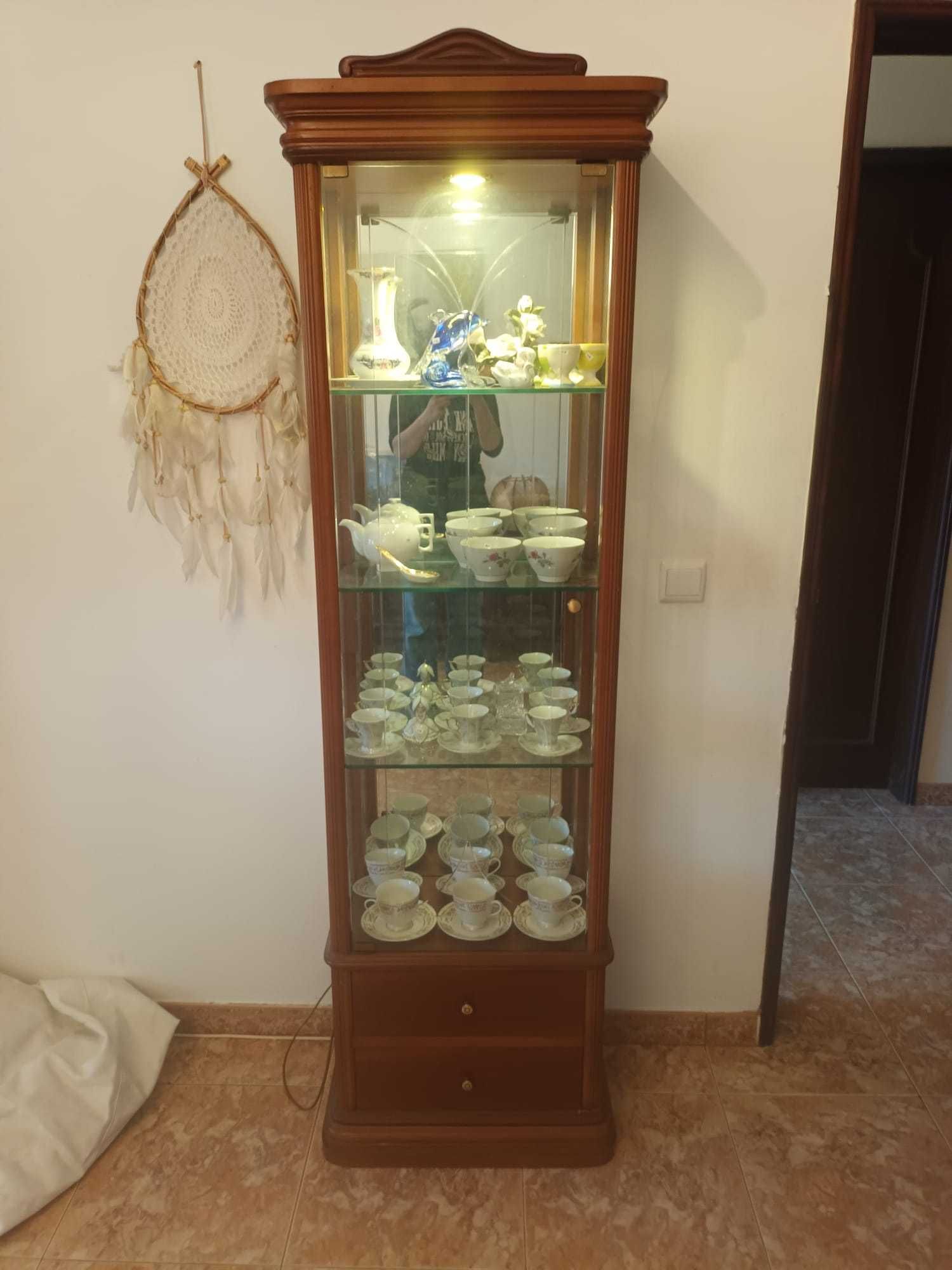 Vitrine com iluminação em raiz de madeira de mogno