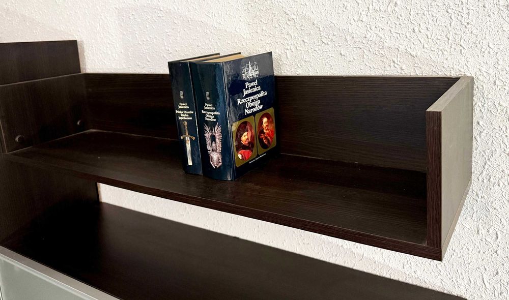Wygodna półka na książki - wisząca.