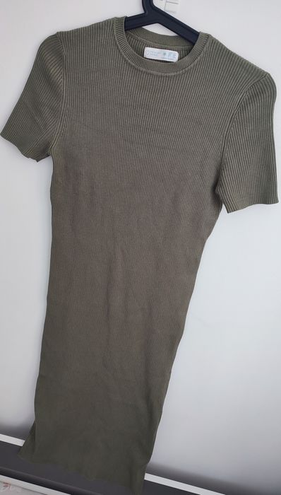 Dopasowana prążkowana sukienka khaki 70% wiskoza krótki rękaw wiosna