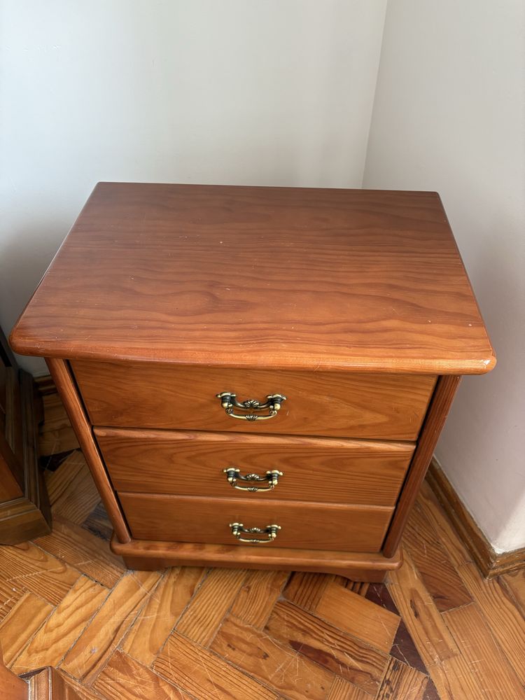 Mesa de cabeceira de madeira