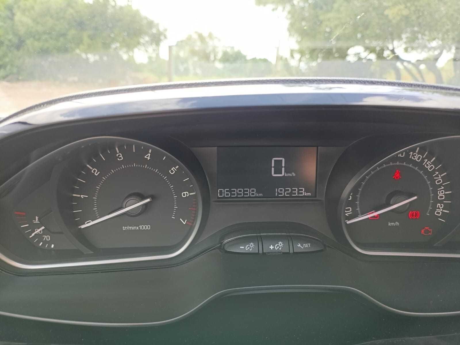 Peugeot 208, 5 portas, com 64000 km, a gasolina