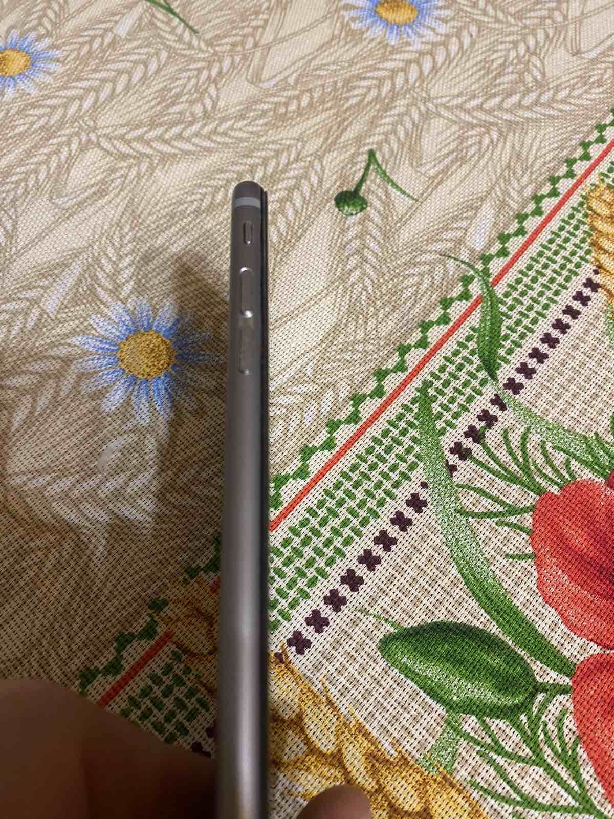 Продаю айфон 6s.