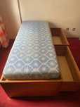 Cama de solteiro com gavetas