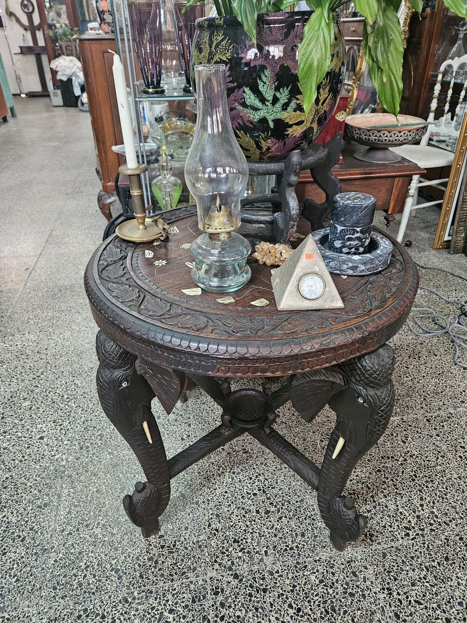 Mesa de apoio com ornamentos em madre perola