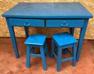 Mesa rustica antiga com gavetas
