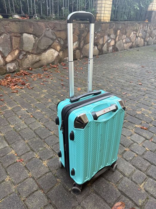 Чемодан средний зеленый