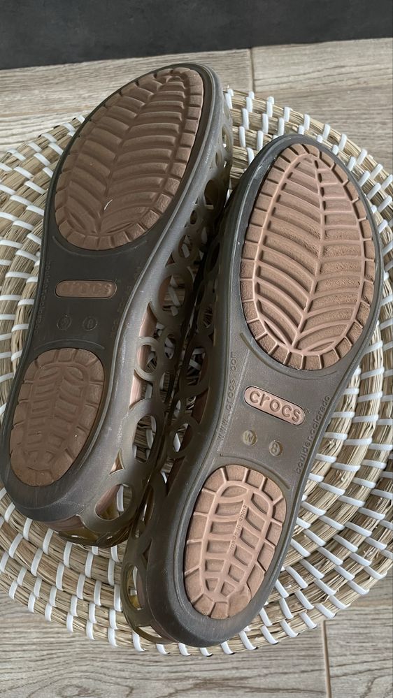 Crocs baleriny Adrina Flat Women Espresso/Bronze W8 38/39