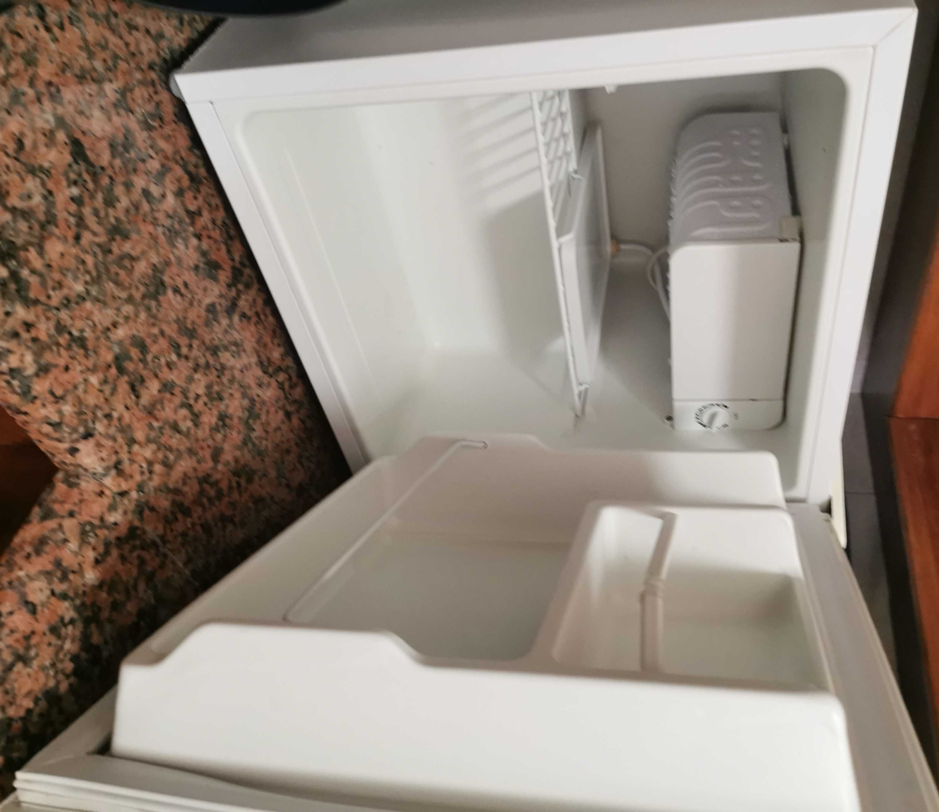 Frigorífico de bar com congelador Confortec - Como novo