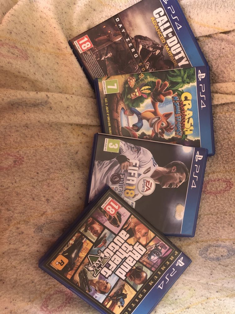 Vendo ps4 e 4 jogos