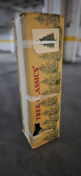 Arvore de Natal com decoração, iluminação e cesto