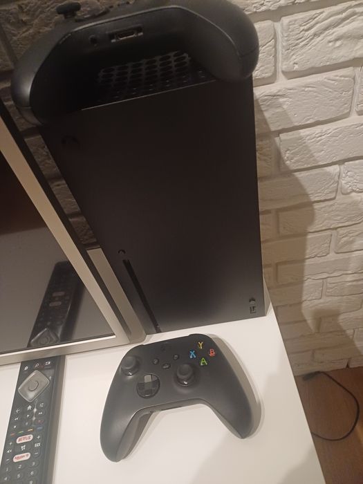 Xbox Series X 1Tb + 3 pady + komplet akcesoriów – stan jak nowy