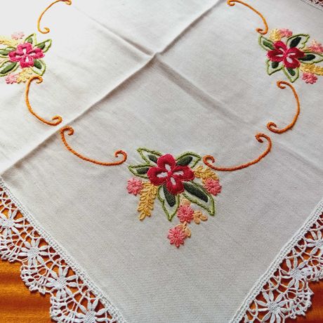 obrusek ,haft ręczny -70cm x65cm