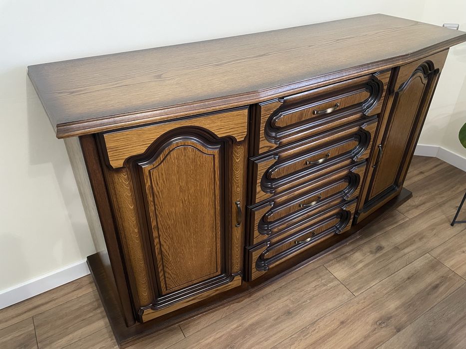 Stół dębowy z 12 krzesłami, komoda, witryna