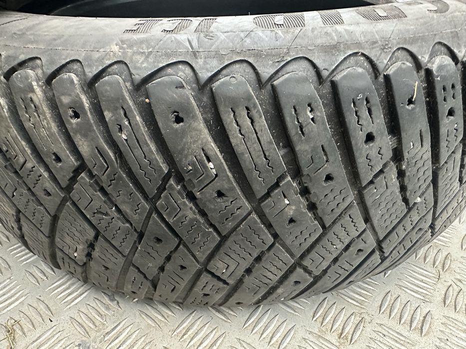 Good Year Ultragrip Ice Arctic 215/60/r16