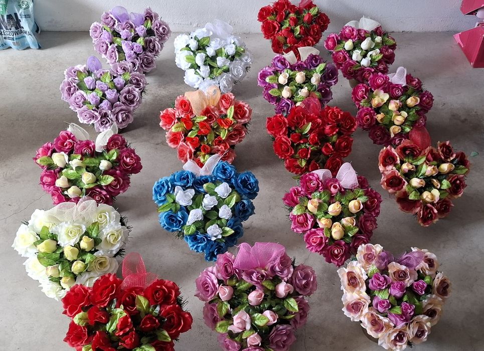 Śliczny stroik w kształcie serca, wiązanka nagrobna na cmentarz