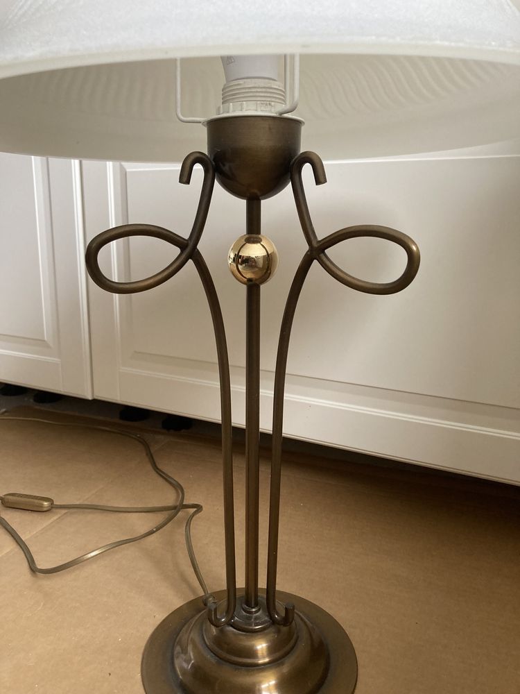 Stylowa lampa stojąca z mosiądzu