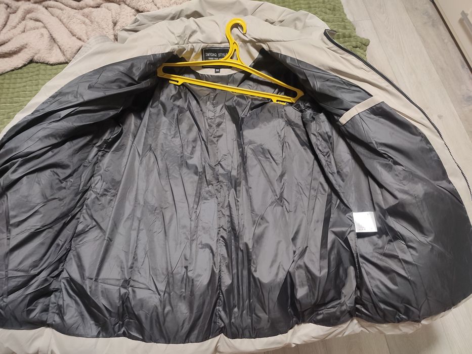 Продам зимню куртку нова