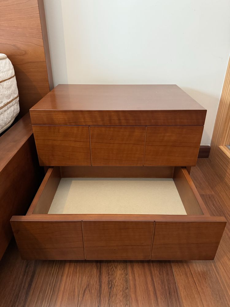 Cama de casal com colchão e mesa de cabeceira