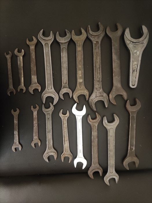 Лот Ключів різних розмірів