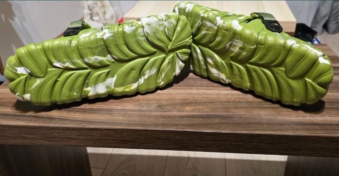 NOWE Klapki Monstera Deliciosa Variegata Męskie r. 43 Crocs Kapcie