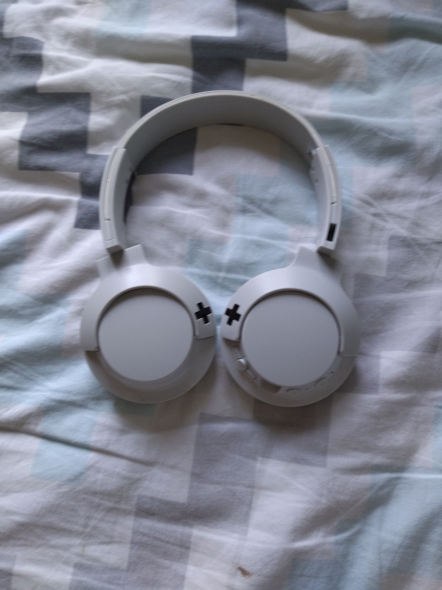 Białe słuchawki bezprzewodowe Philips