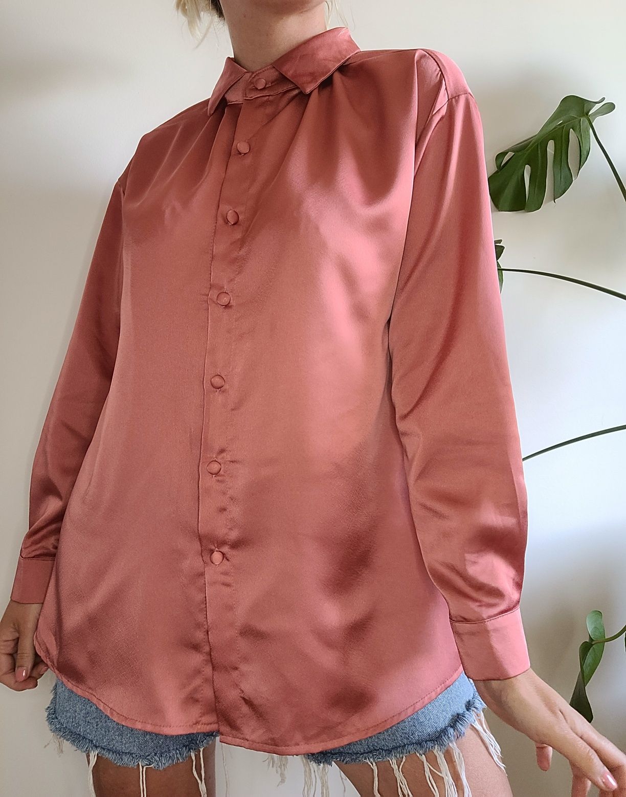 Długa włoska błyszcząca koszula z kołnierzykiem oversize
