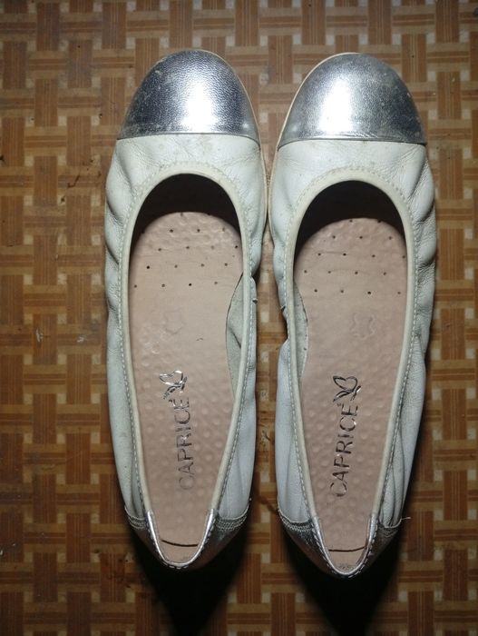 Білі туфлі-човники capriсе
