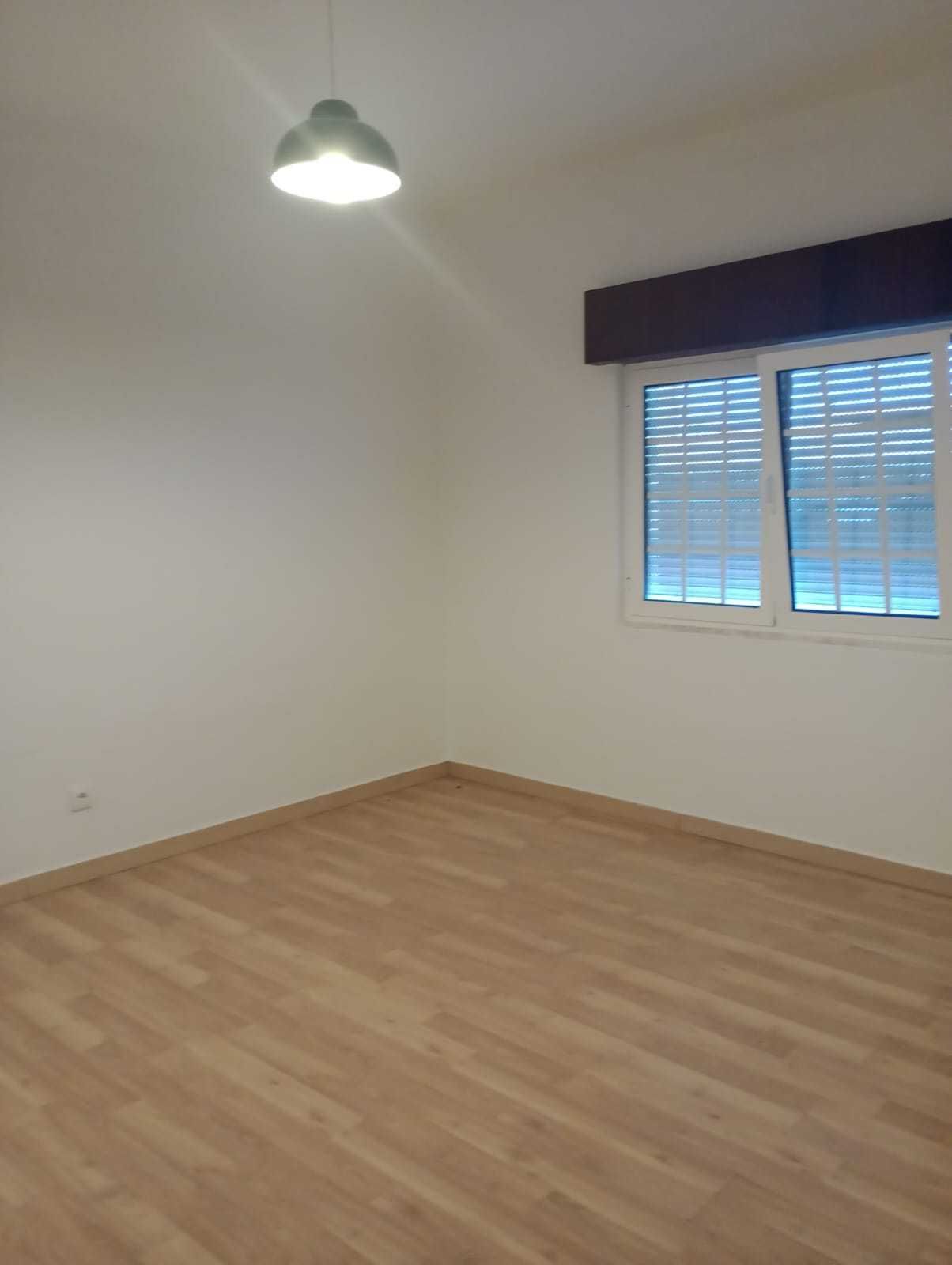 Apartamento bem espaçoso T3 com 1 casa de banho, cozinha, terraço.