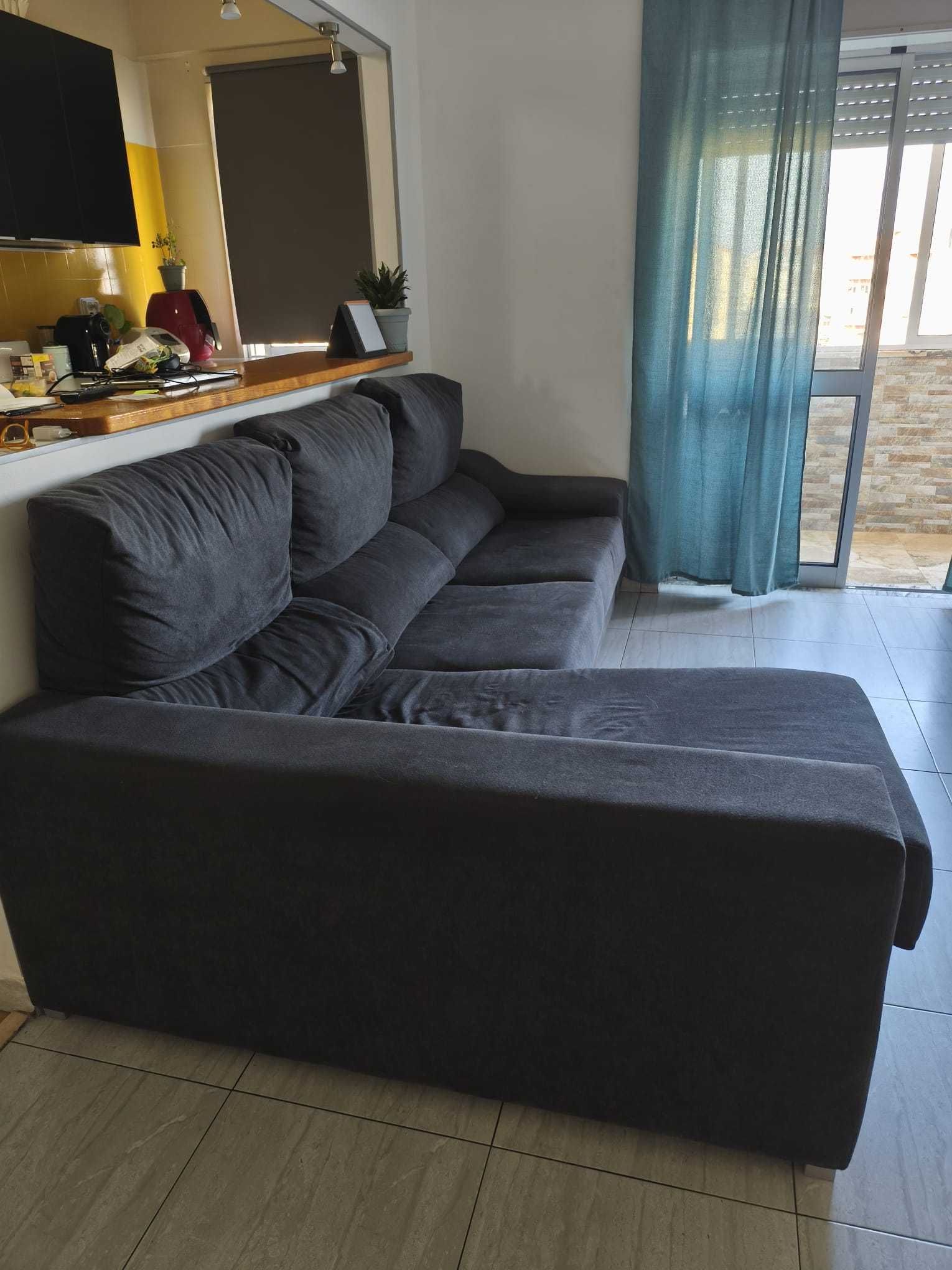 Sofá com Chaise Longue – 260cm – 2 Poufs + Arrumação – 250€ Negociável